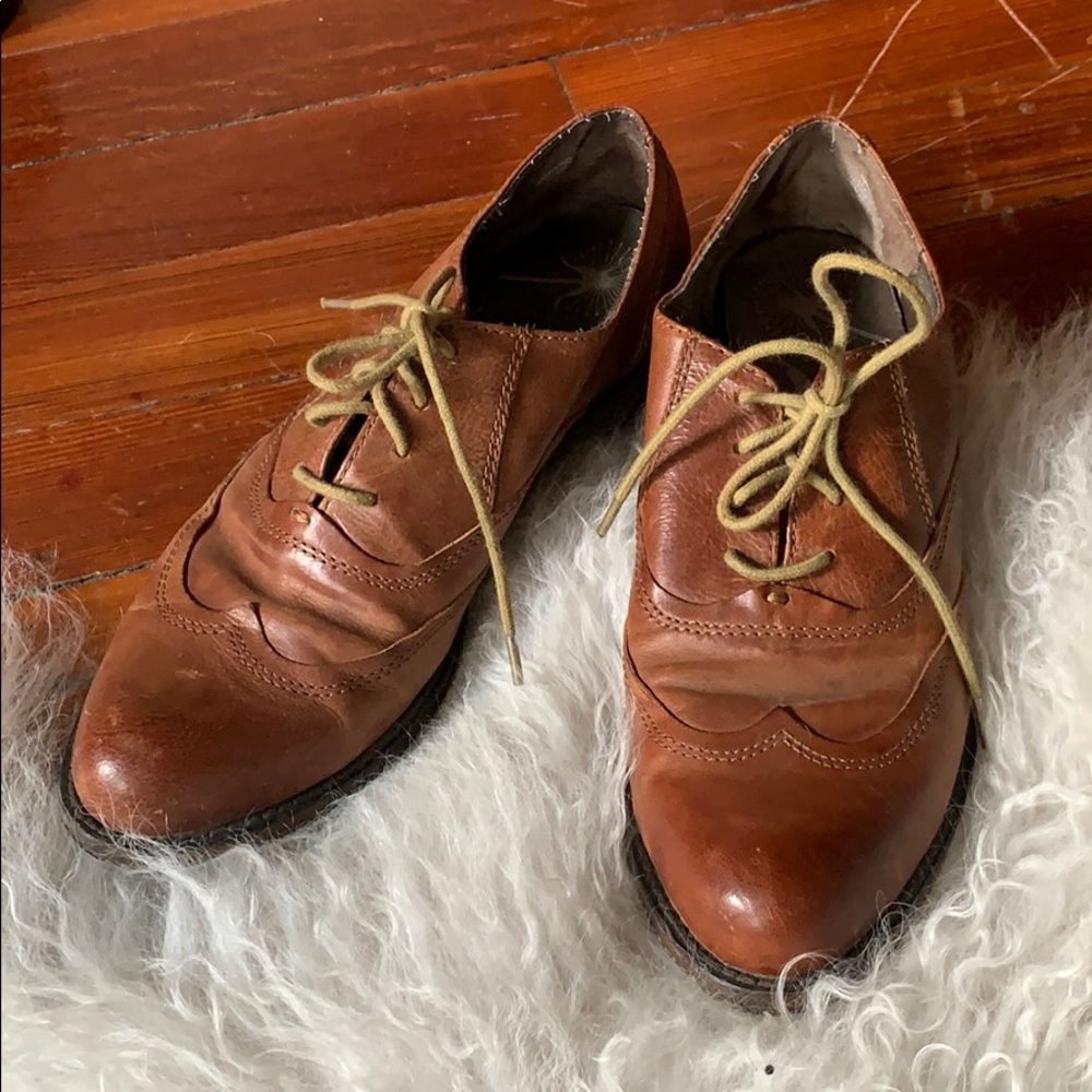 Leather brown OTBT oxfords lace up saddle shoes